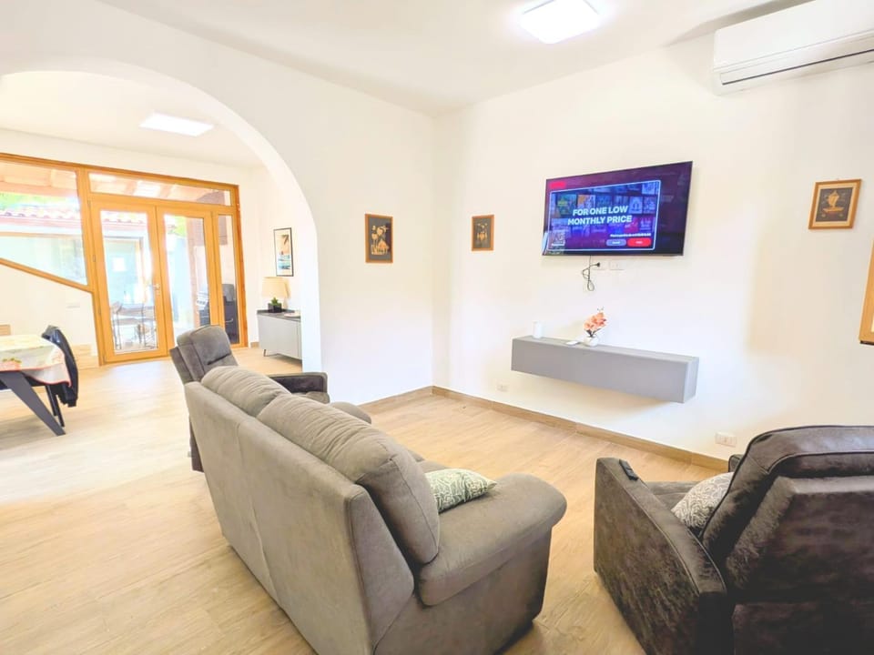 Communal lounge/ TV room, TV and multimedia, Living room, Seating area, Evening entertainment