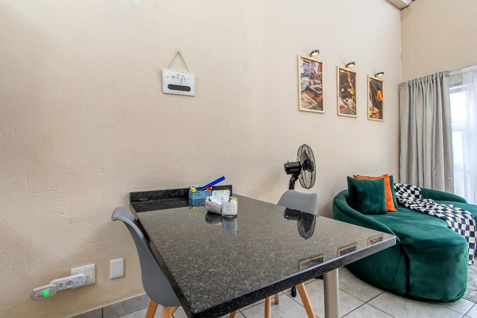 Seating area, Dining area, Breakfast