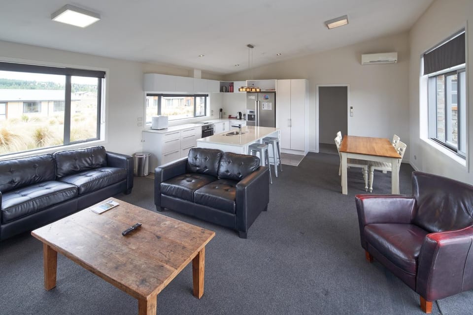 Living room, Dining area, Mountain view