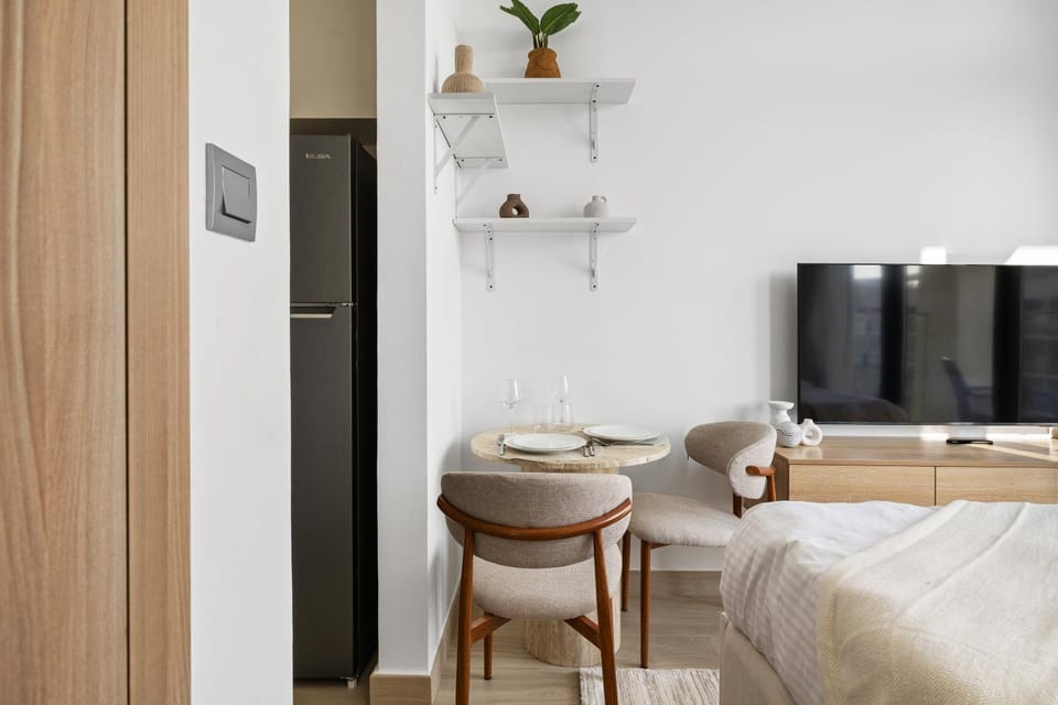 Bed, Kitchen or kitchenette, Living room, Photo of the whole room, Seating area, Dining area, Bedroom