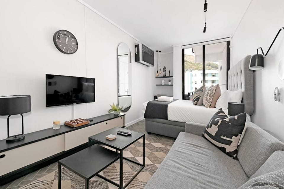 The Flamingo Sea Point Promenade & Walk to Beach Apartment in Sea Point