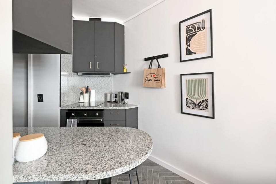 The Flamingo Sea Point Promenade & Walk to Beach Apartment in Sea Point