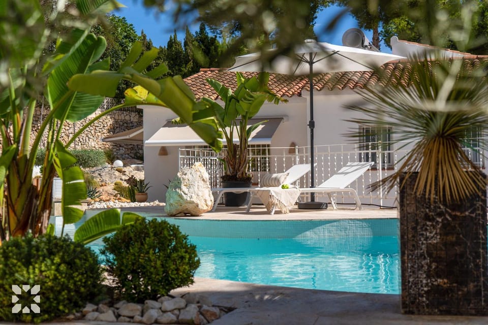 Property building, Patio, Day, Garden, Garden view, Pool view, Swimming pool, sunbed