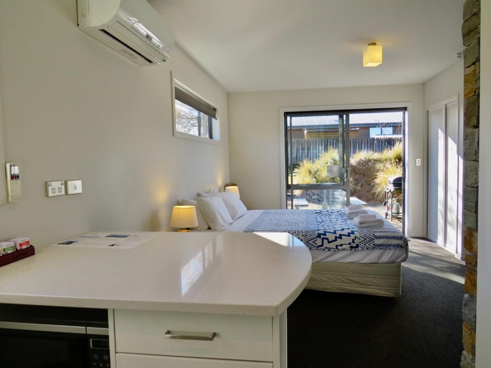 Bedroom, kitchen