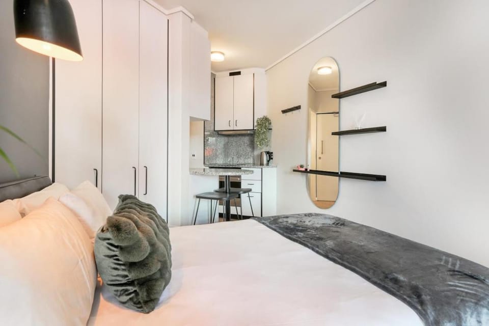 The Flamingo | Walk to Beach Apartment in Sea Point