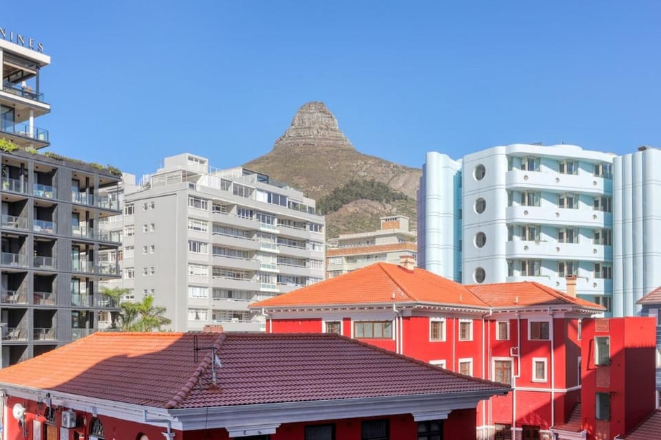The Flamingo | Walk to Beach Apartment in Sea Point