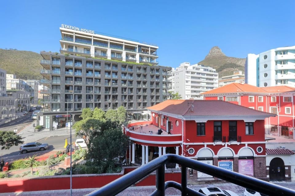 The Flamingo | Walk to Beach Apartment in Sea Point