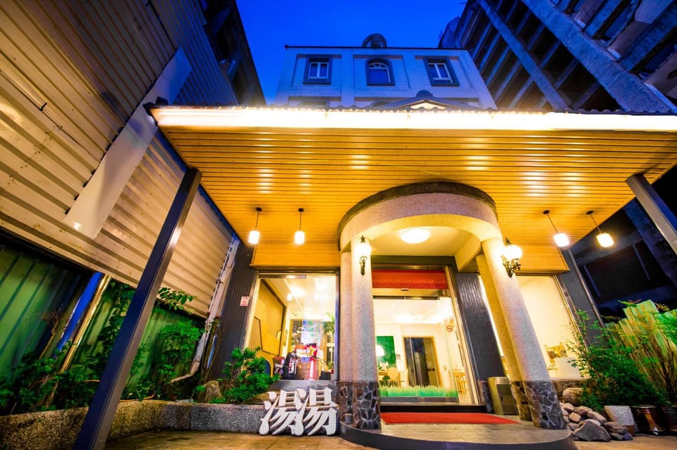 Property building, Facade/entrance, Night