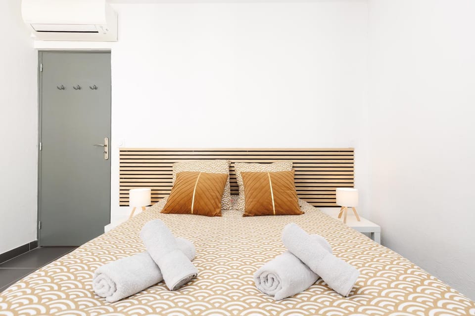 Bed, Bedroom, towels