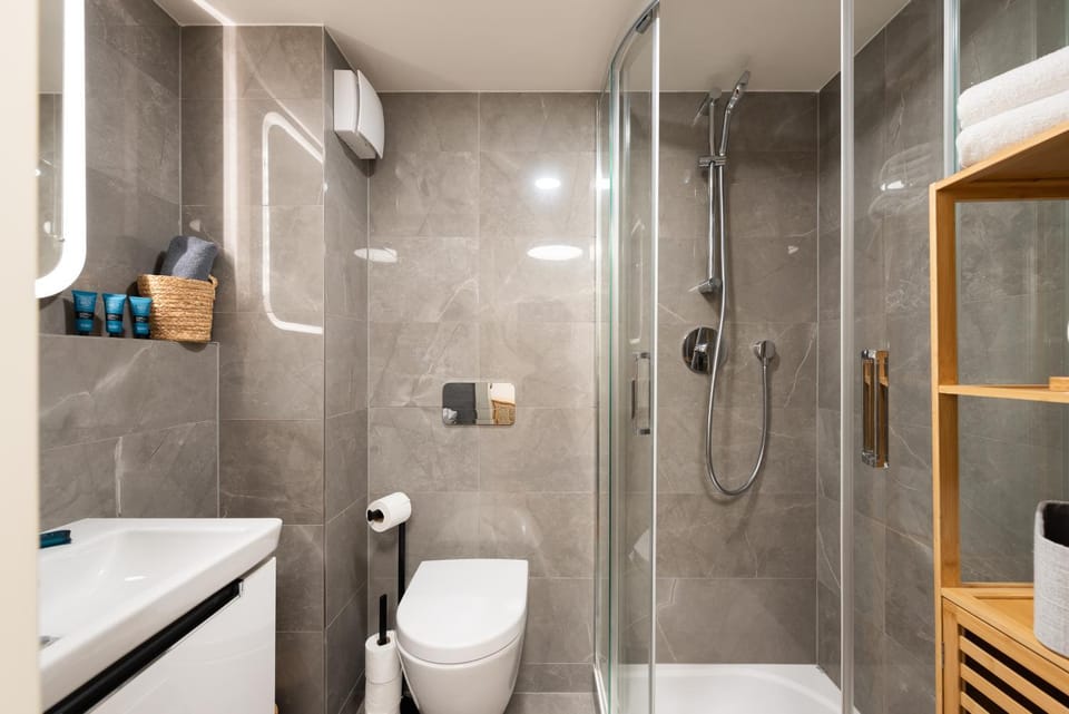 Shower, Toilet