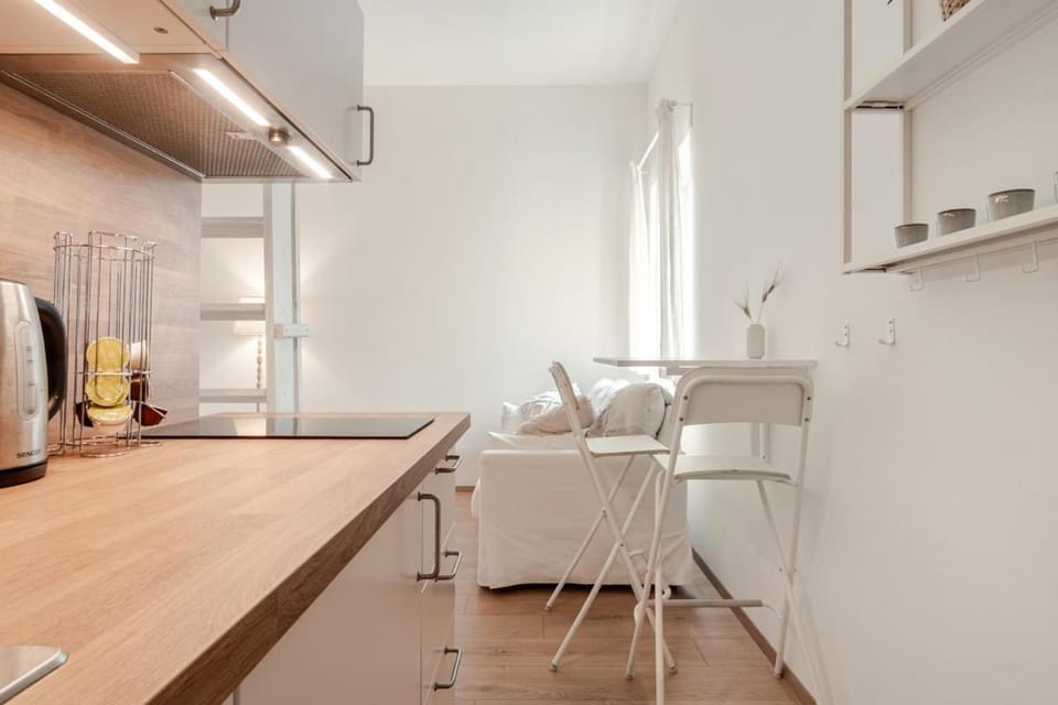Kitchen or kitchenette, Dining area, stove