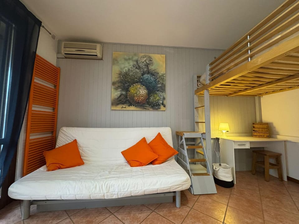 Bed, Living room