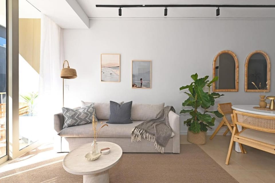 Quiet 1 Bed Green Point Retreat Central and Elegant Apartment in Cape Town