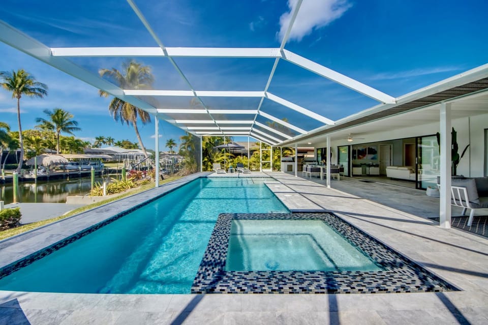 CoralVilla Summer Dream - pool & spa, quiet and good boat location House in Cape Coral