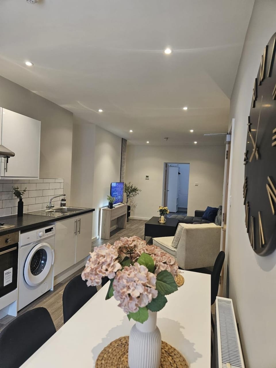 Spacious 3-Bedroom Apartment with Private Parking & Wi-Fi House in Hull