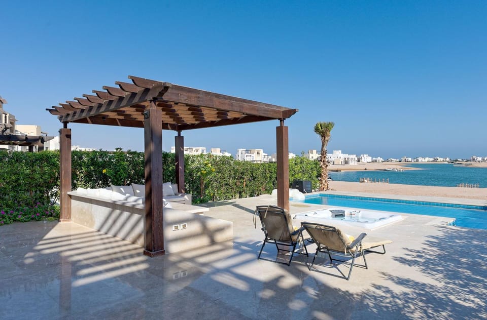 Seating area, Lake view, Pool view, Swimming pool, sunbed