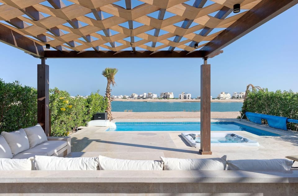 Seating area, Lake view, Pool view, Swimming pool, sunbed