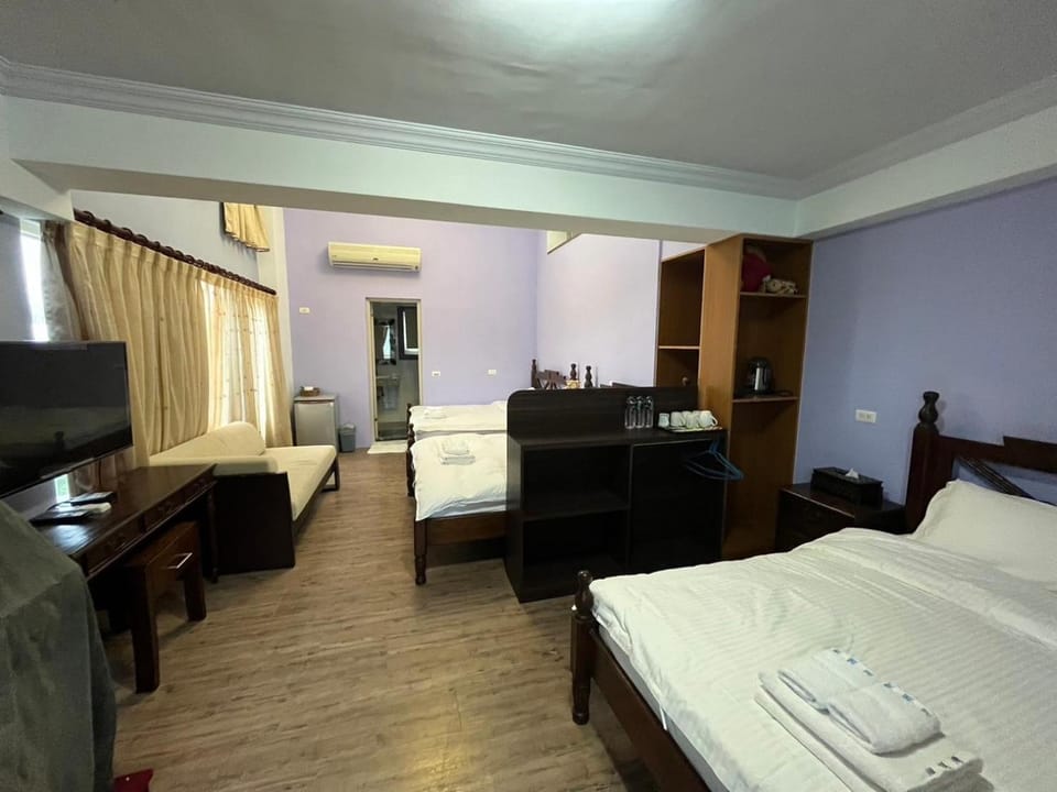Bed, TV and multimedia, Living room, Photo of the whole room, Bedroom, hair dresser, towels