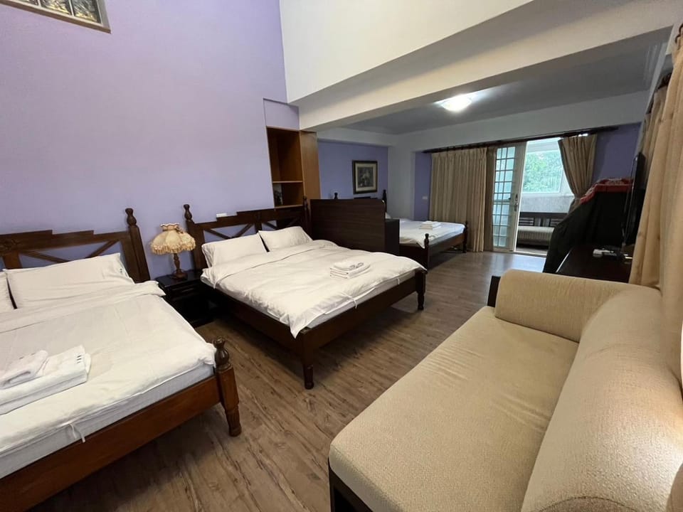 Bed, Living room, Photo of the whole room, Bedroom