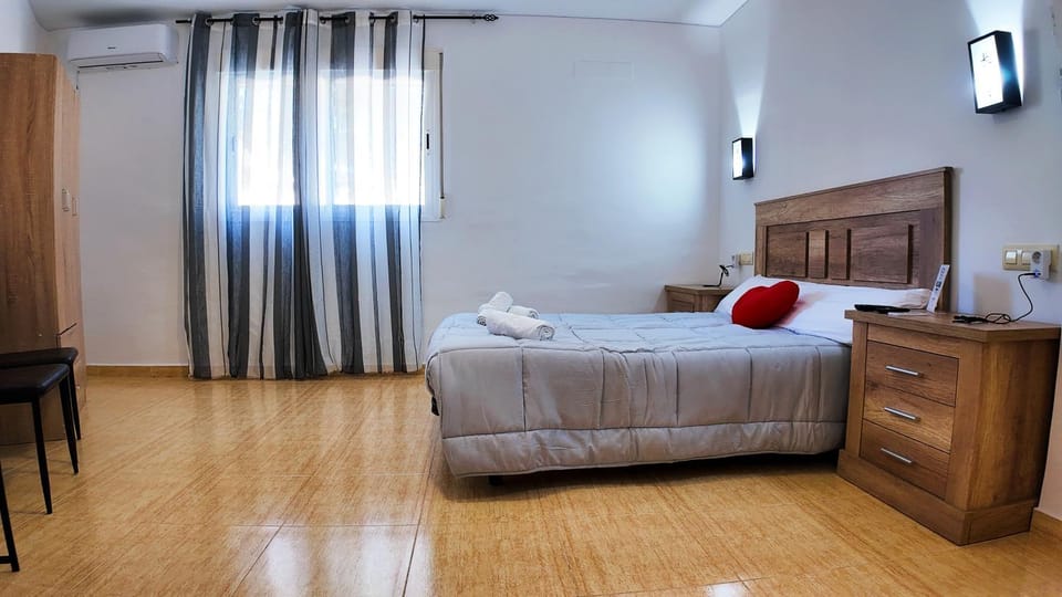 Bed, TV and multimedia, Photo of the whole room, Bedroom, towels, wardrobe
