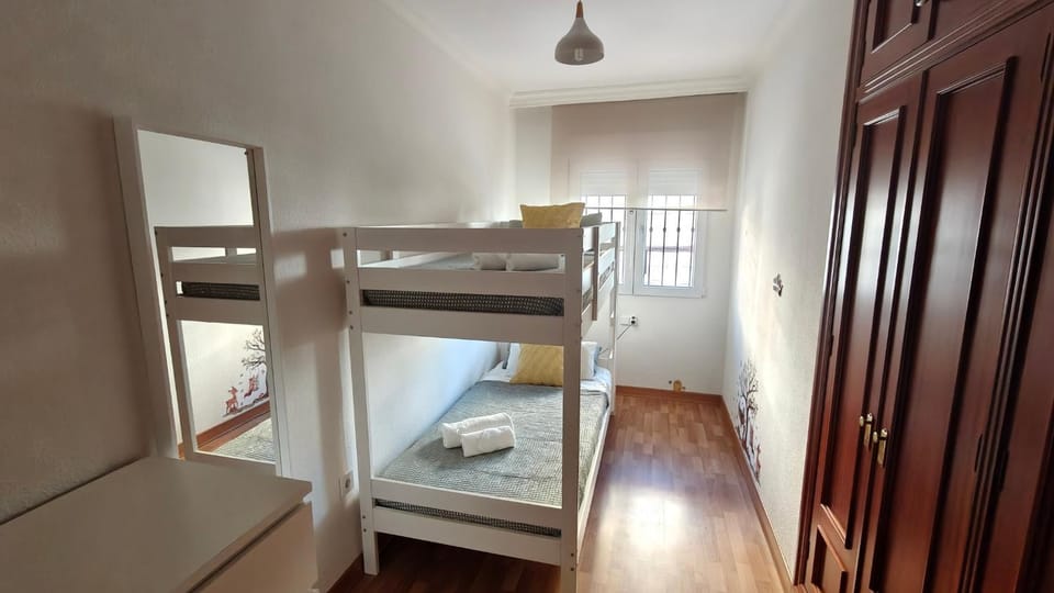 Bedroom, bunk bed