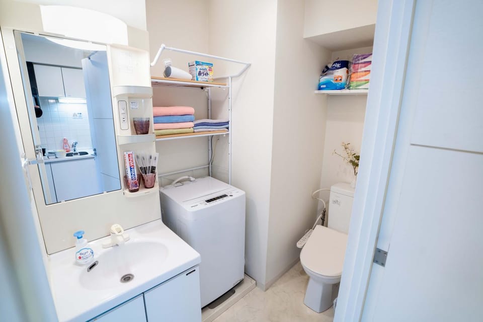 Toilet, towels