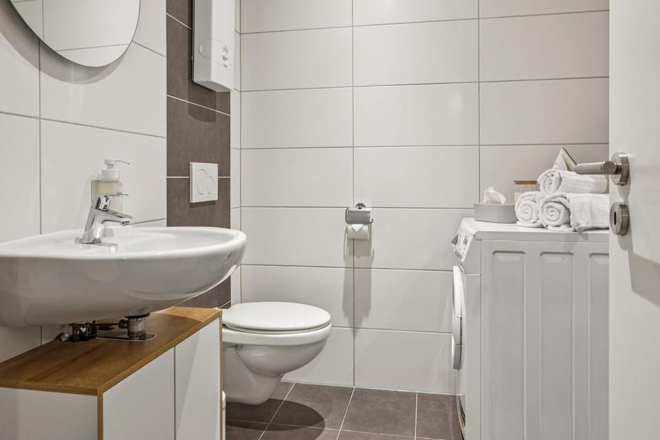 Toilet, Bathroom, towels