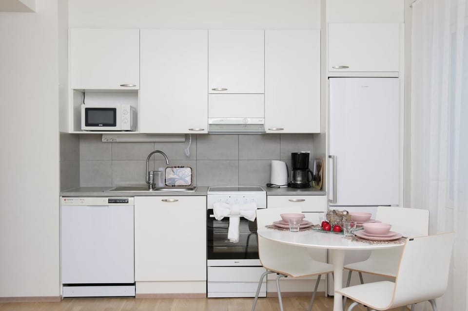 Coffee/tea facilities, Kitchen or kitchenette, Dining area, dishwasher, heating, microwave, oven, stove