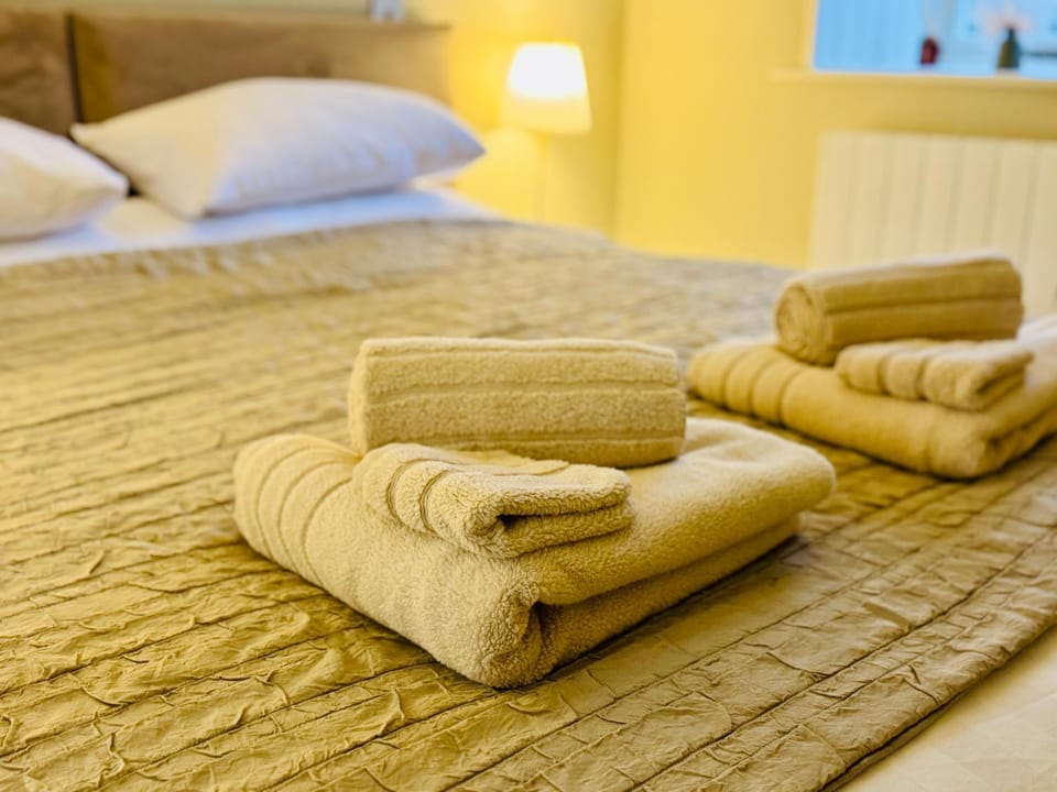 Bed, Photo of the whole room, Bedroom, towels