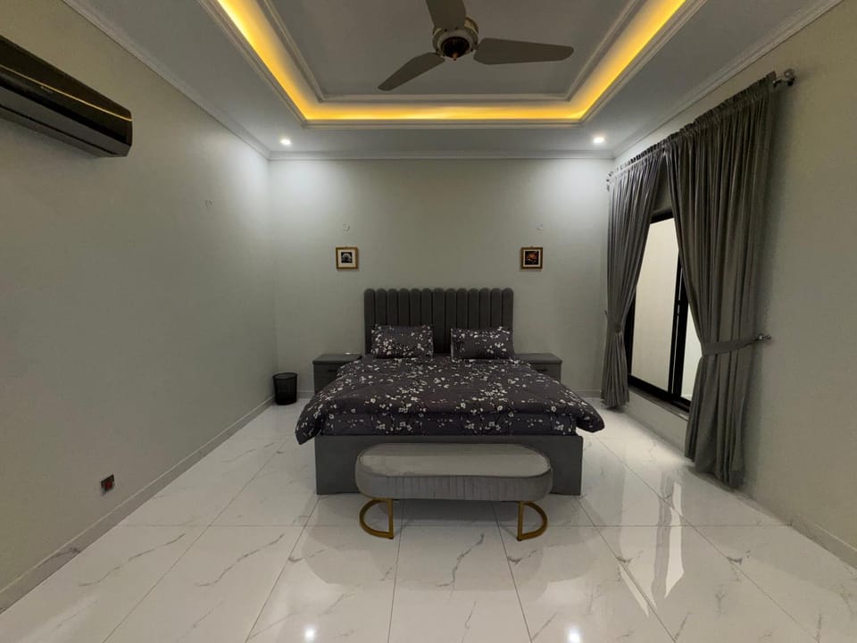 Bed, Photo of the whole room, Seating area, Bedroom, air conditioner