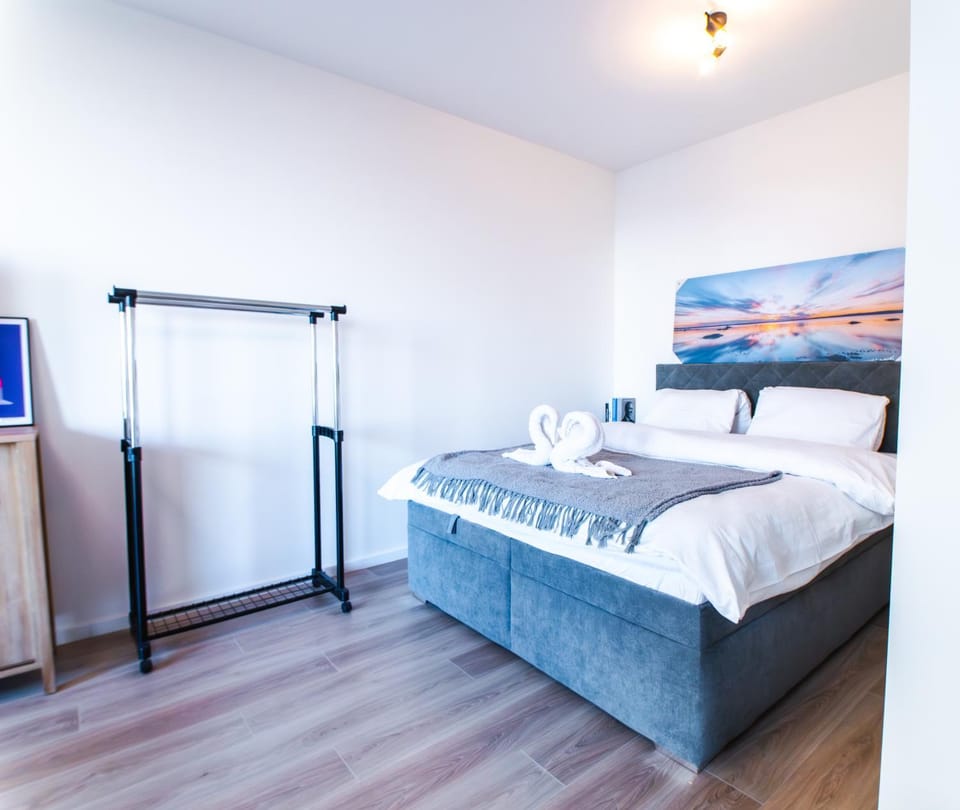 Bed, TV and multimedia, Photo of the whole room, Bedroom, towels