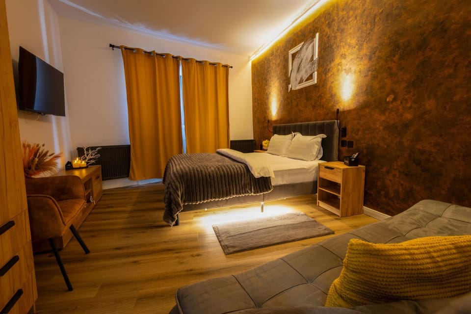 Bed, TV and multimedia, Bedroom