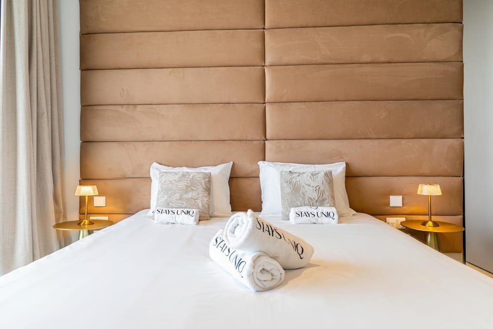 Bed, Bedroom, towels