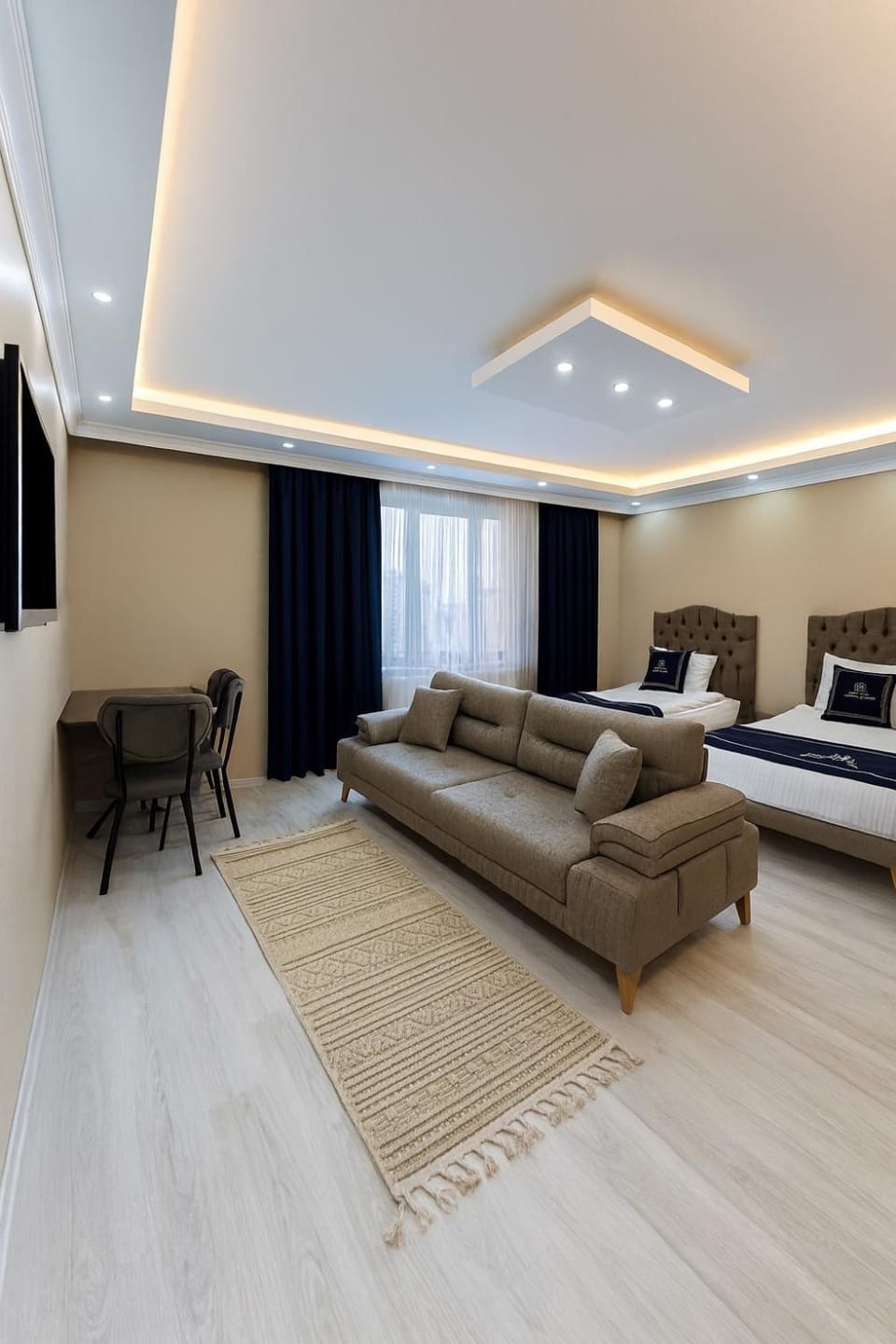Bed, TV and multimedia, Living room, Photo of the whole room, Seating area, Bedroom