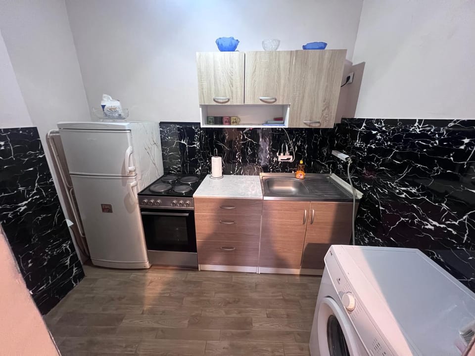 Kitchen or kitchenette, oven, washing machine