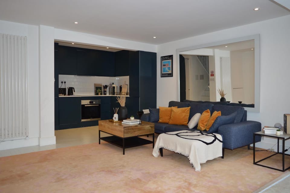 Kitchen or kitchenette, Living room, Seating area