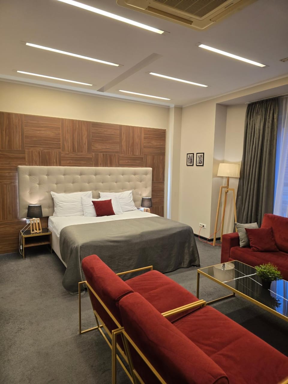 Bed, Seating area