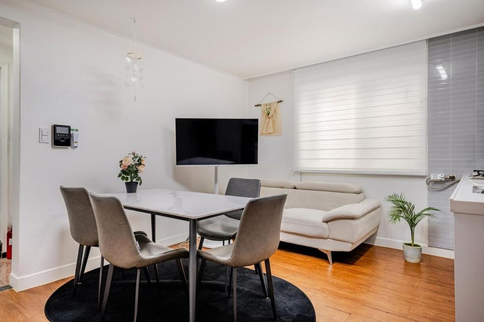 TV and multimedia, Living room, Seating area, Dining area