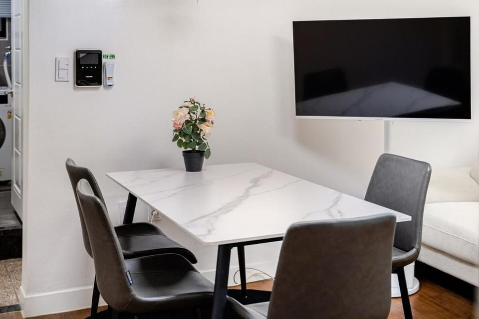 TV and multimedia, Living room, Seating area, Dining area