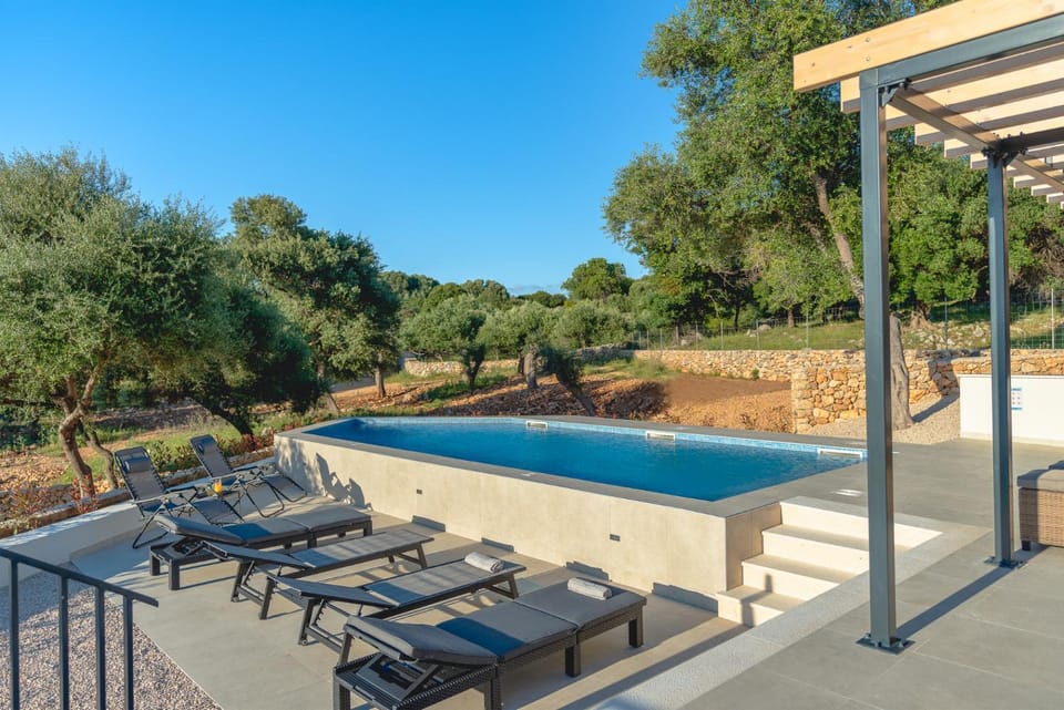 Natural landscape, Balcony/Terrace, Swimming pool, sunbed