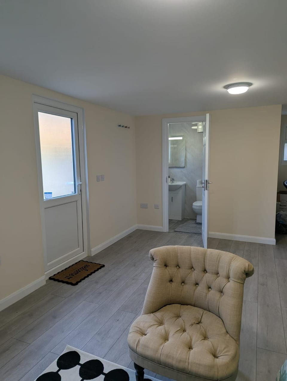 Calm private outhouse, fast London access Bed and Breakfast in Watford