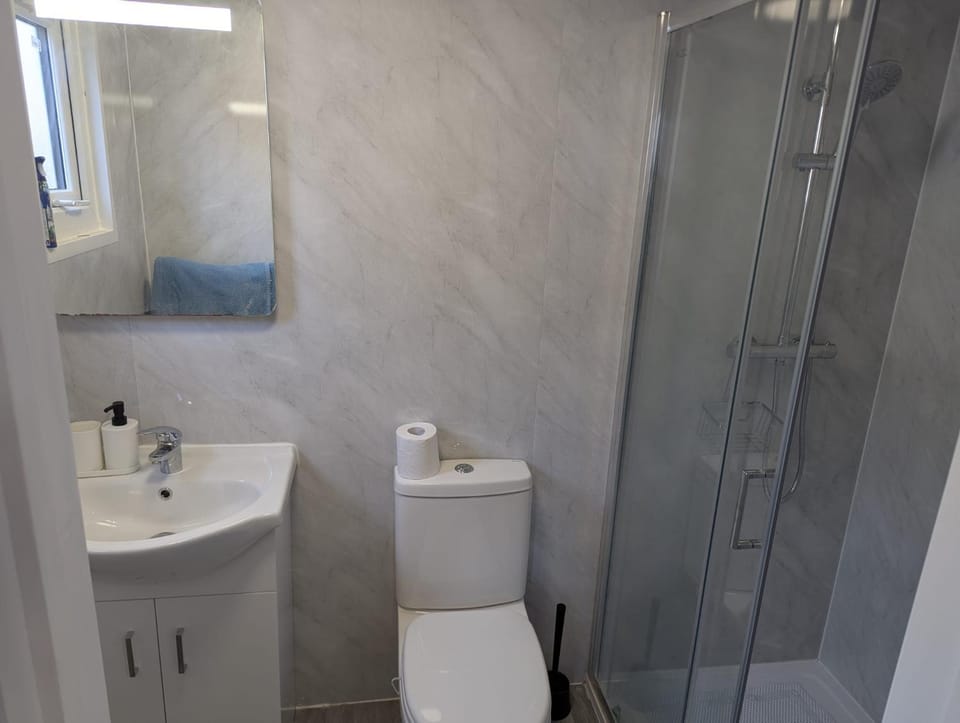 Calm private outhouse, fast London access Bed and Breakfast in Watford
