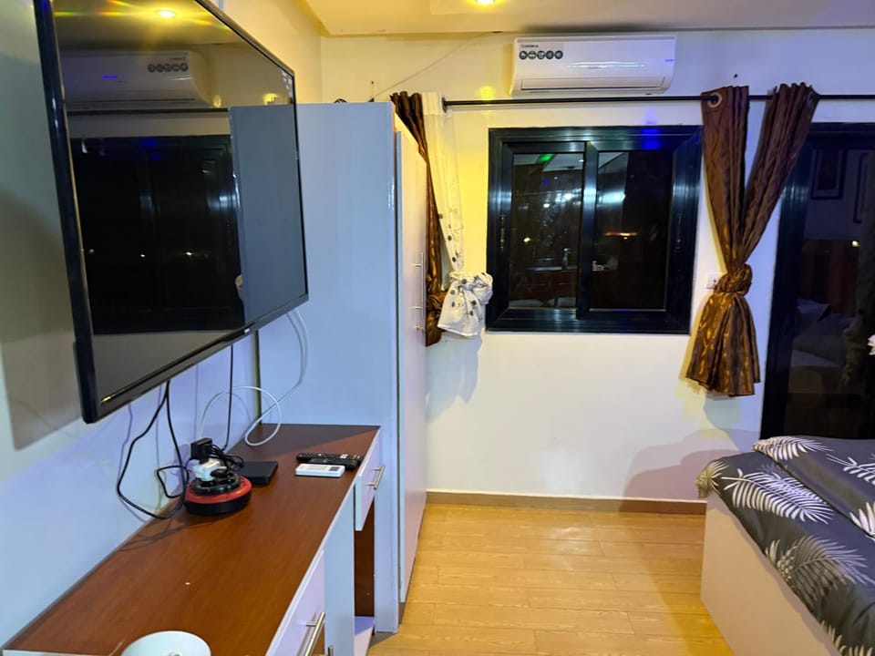TV and multimedia, Seating area, air conditioner