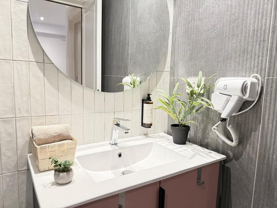 Bathroom, towels