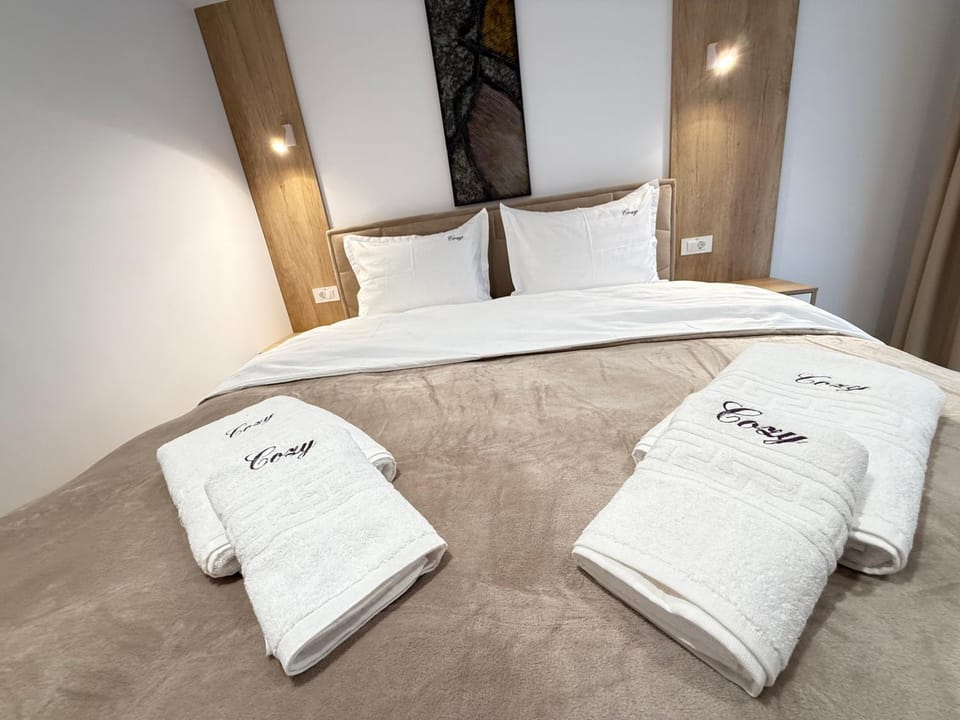 Bed, Photo of the whole room, Bedroom, towels