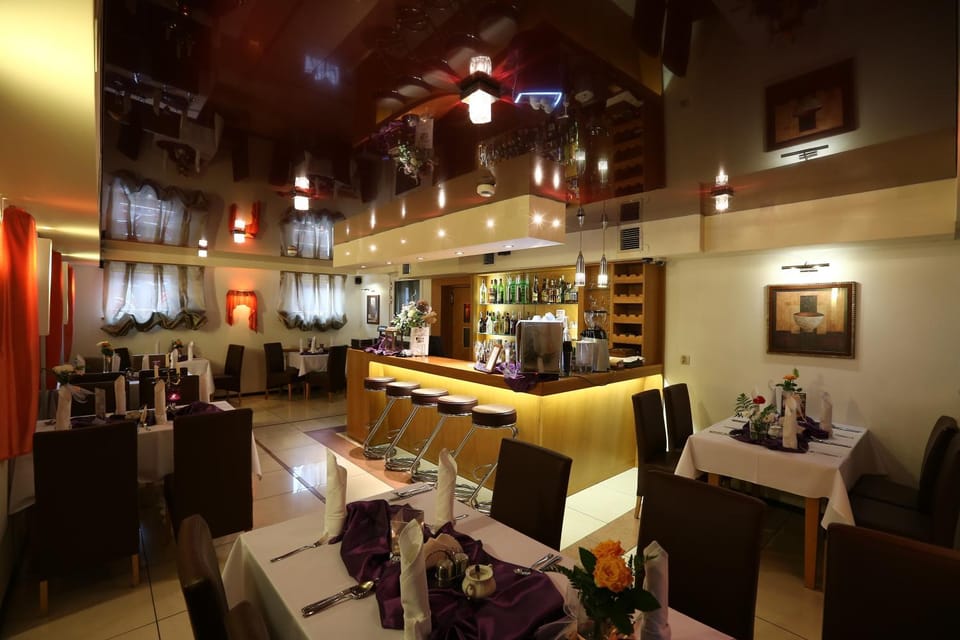 Restaurant/places to eat, Seating area, On site, Alcoholic drinks, Non alcoholic drinks