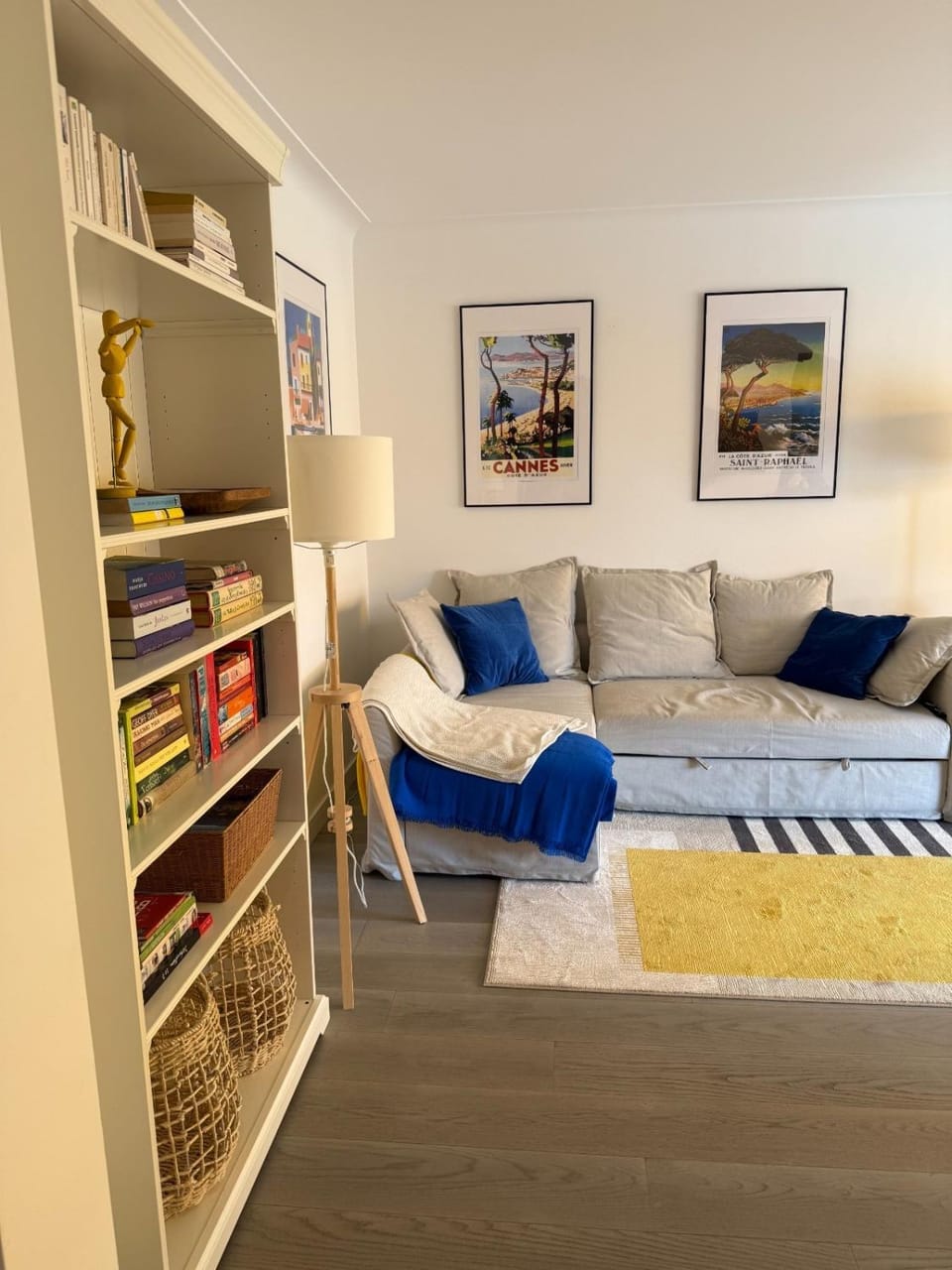 Bed, Seating area