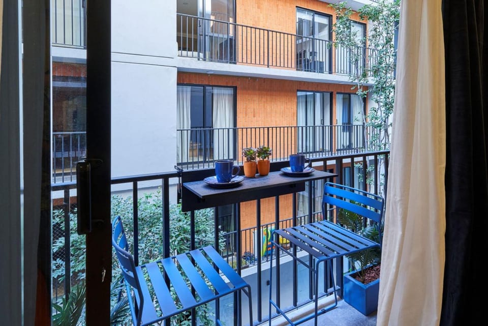 Property building, Day, Balcony/Terrace, Dining area
