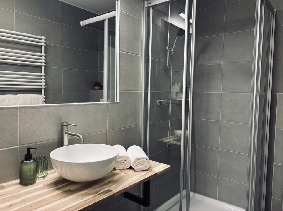 Shower, Bathroom, towels