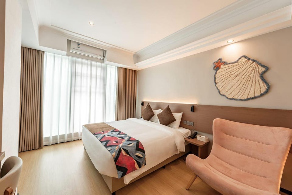 Photo of the whole room, Bedroom, air conditioner